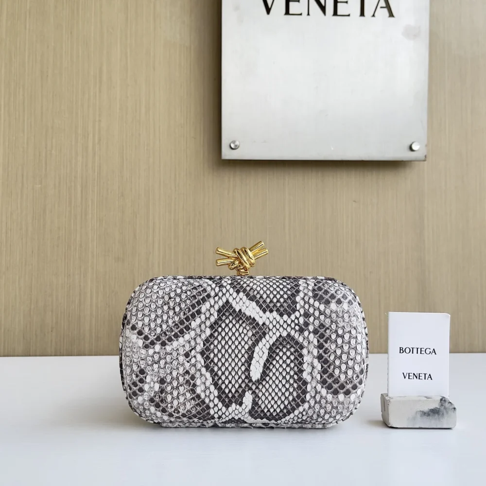 Bottega Veneta (BV) Knot